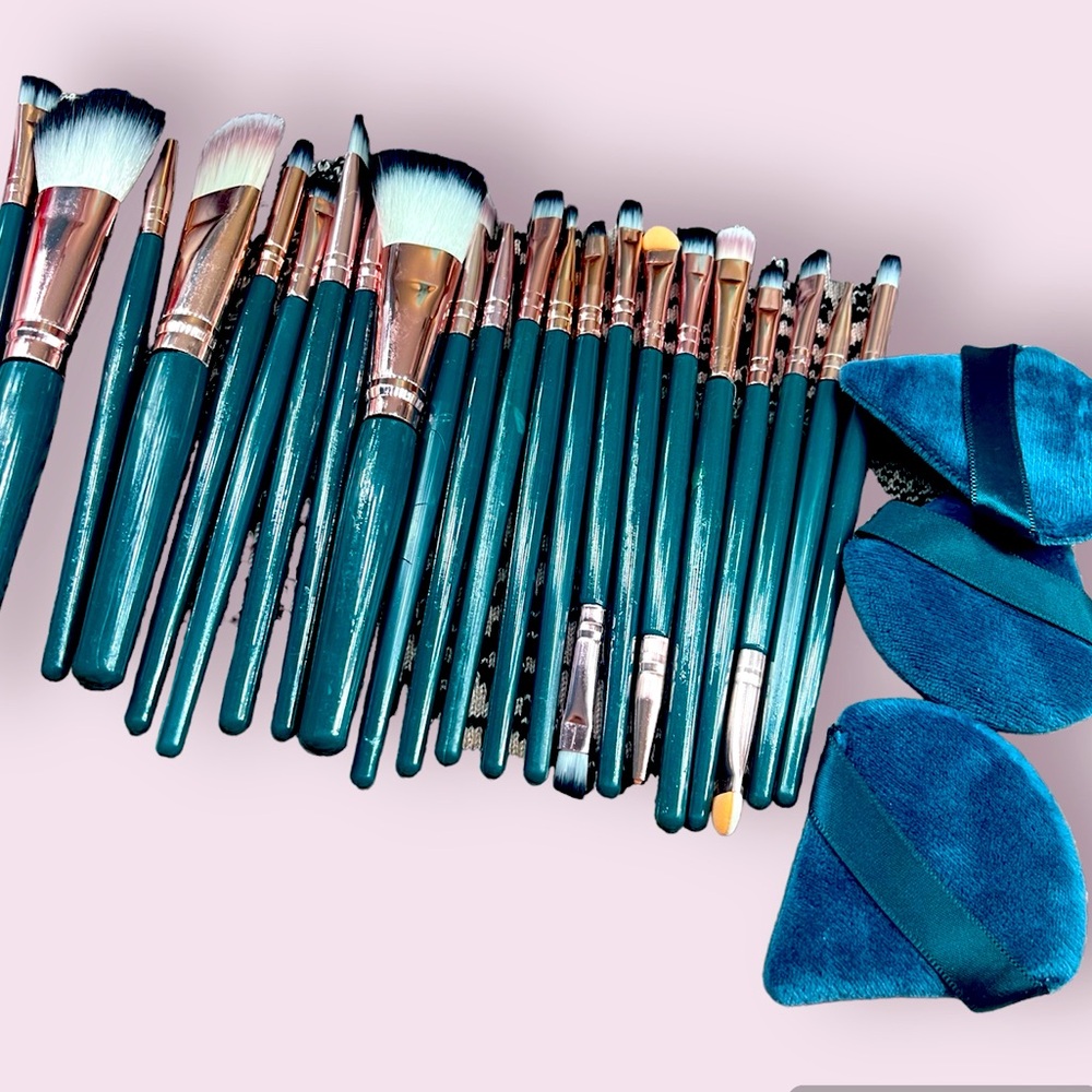 Makeup brush set 25 pcs including 3 makeup blenders.
